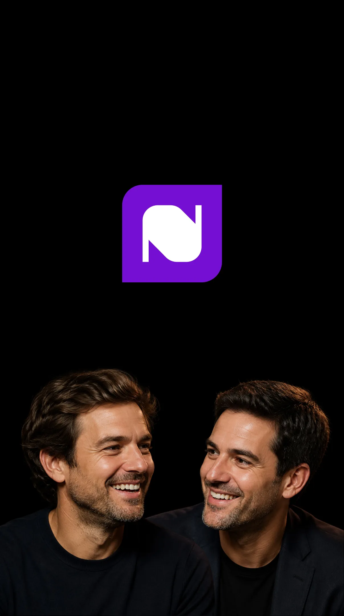 Los fundadores de Net Value, sonriendo sobre un fondo negro, con el isotipo de la marca entre ambos