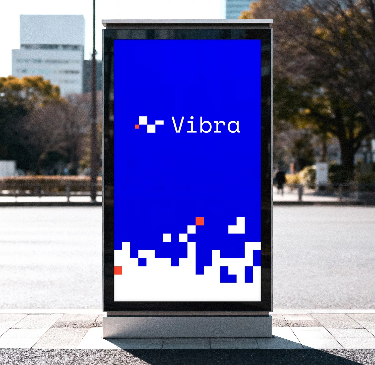Una pantalla publicitaria en la calle con el logotipo de Vibra en blanco sobre azul y la trama de píxeles en la base